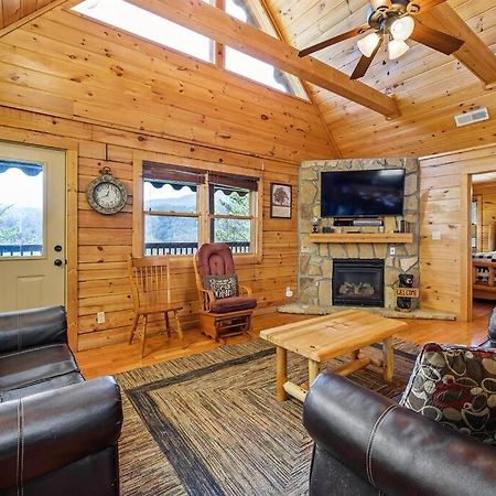 Spacious Smokies Cabin - Hot Tub With Mountain Views Гетлинбург Екстериор снимка