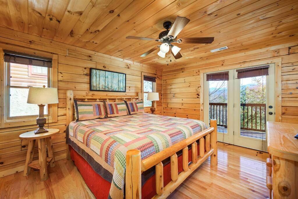 Spacious Smokies Cabin - Hot Tub With Mountain Views Гетлинбург Екстериор снимка