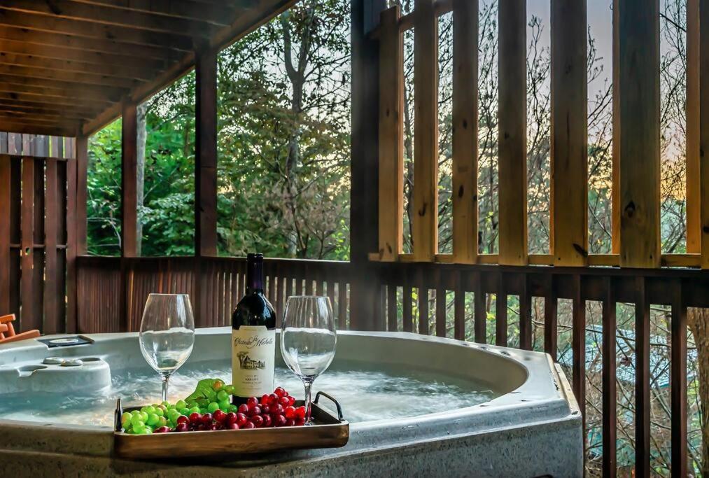 Spacious Smokies Cabin - Hot Tub With Mountain Views Гетлинбург Екстериор снимка