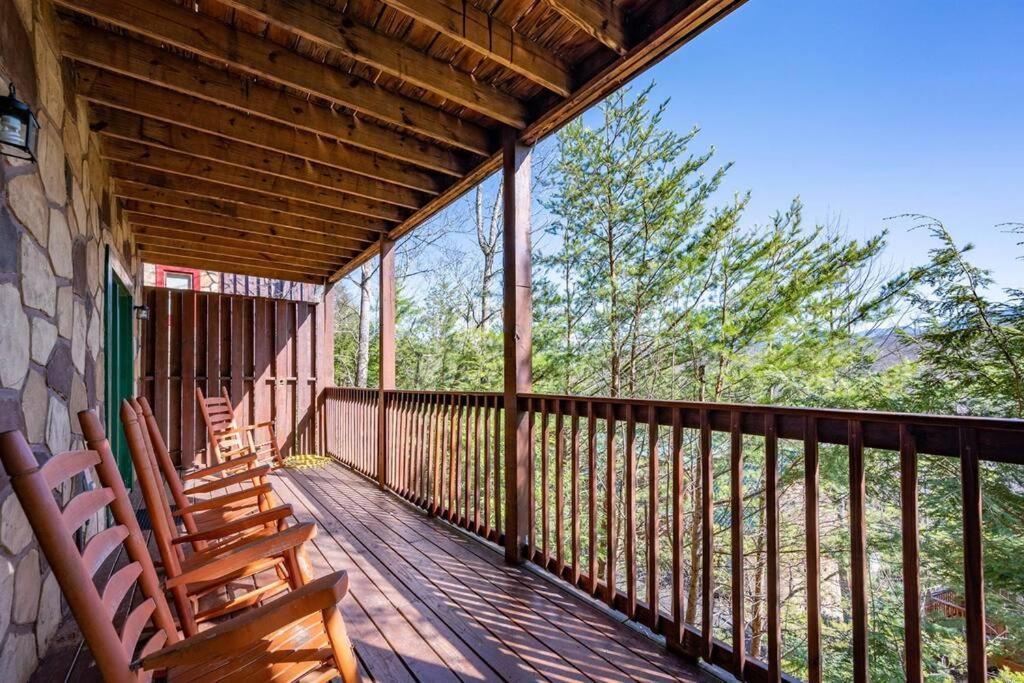Spacious Smokies Cabin - Hot Tub With Mountain Views Гетлинбург Екстериор снимка