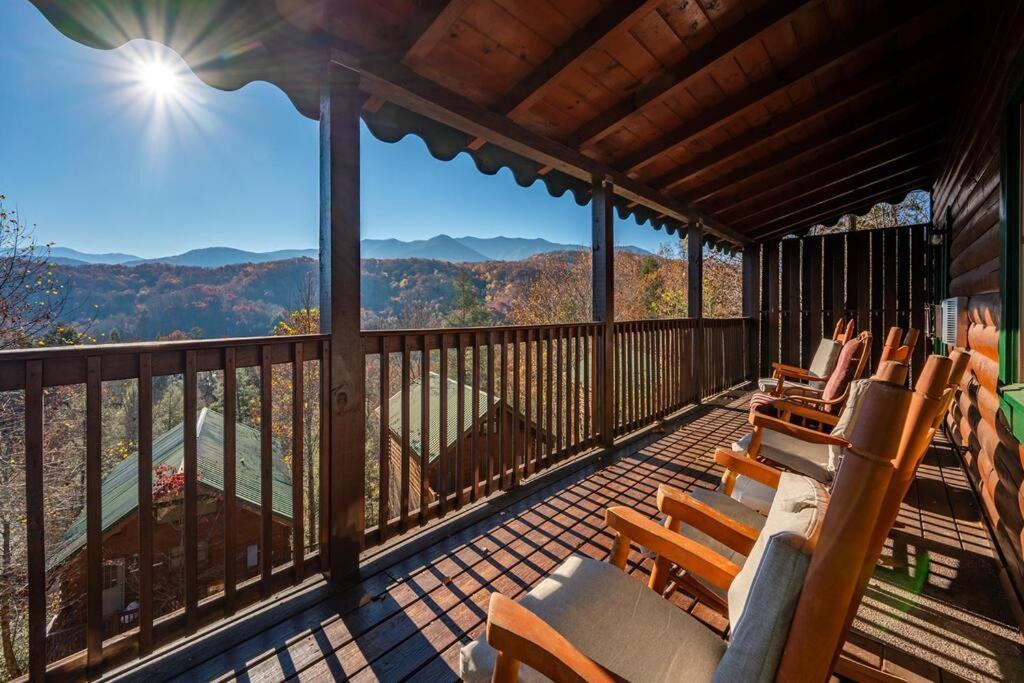 Spacious Smokies Cabin - Hot Tub With Mountain Views Гетлинбург Екстериор снимка