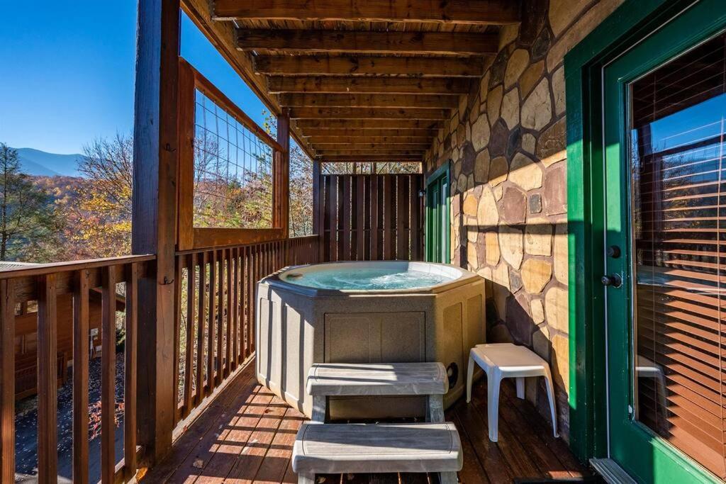 Spacious Smokies Cabin - Hot Tub With Mountain Views Гетлинбург Екстериор снимка