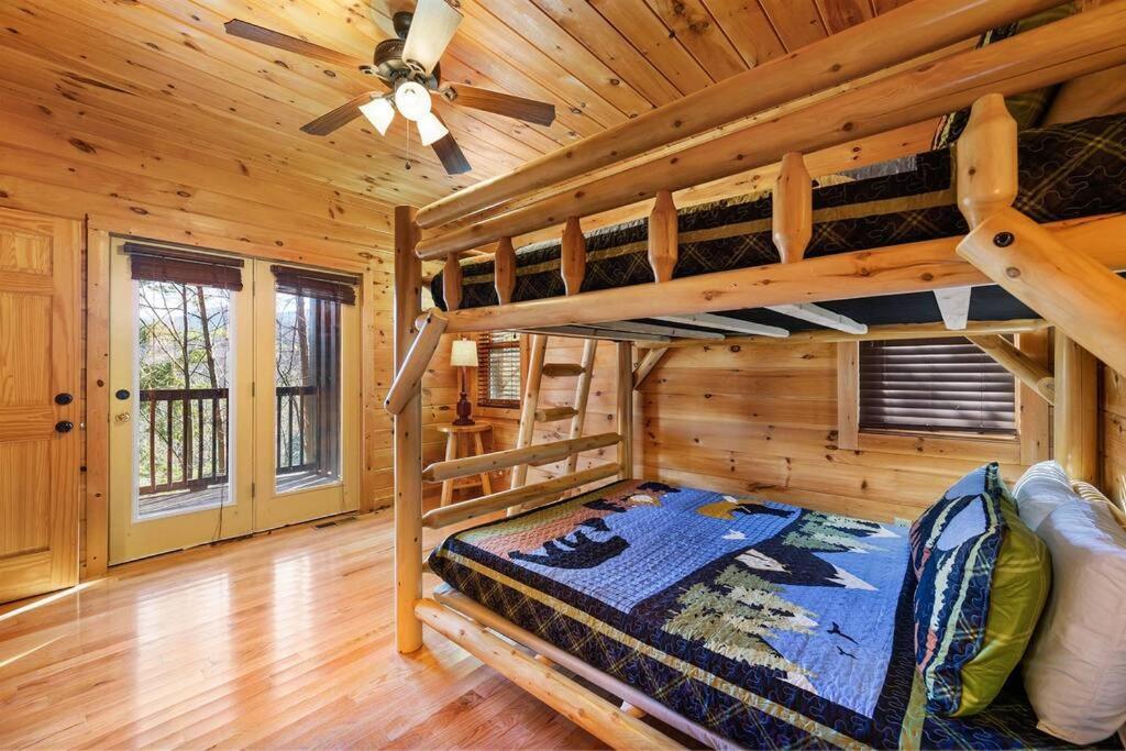 Spacious Smokies Cabin - Hot Tub With Mountain Views Гетлинбург Екстериор снимка