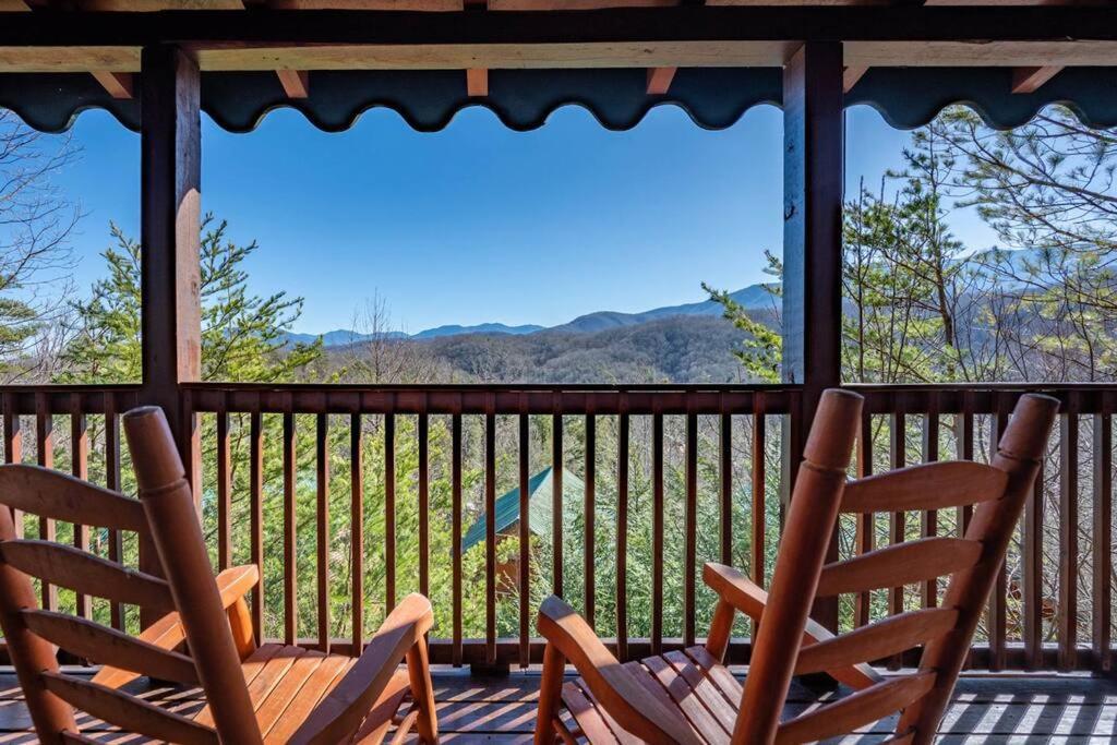 Spacious Smokies Cabin - Hot Tub With Mountain Views Гетлинбург Екстериор снимка