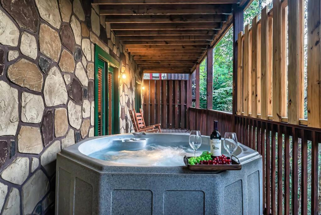 Spacious Smokies Cabin - Hot Tub With Mountain Views Гетлинбург Екстериор снимка