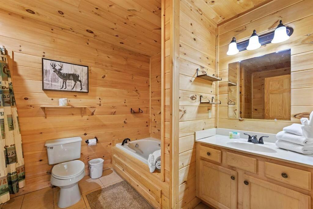 Spacious Smokies Cabin - Hot Tub With Mountain Views Гетлинбург Екстериор снимка