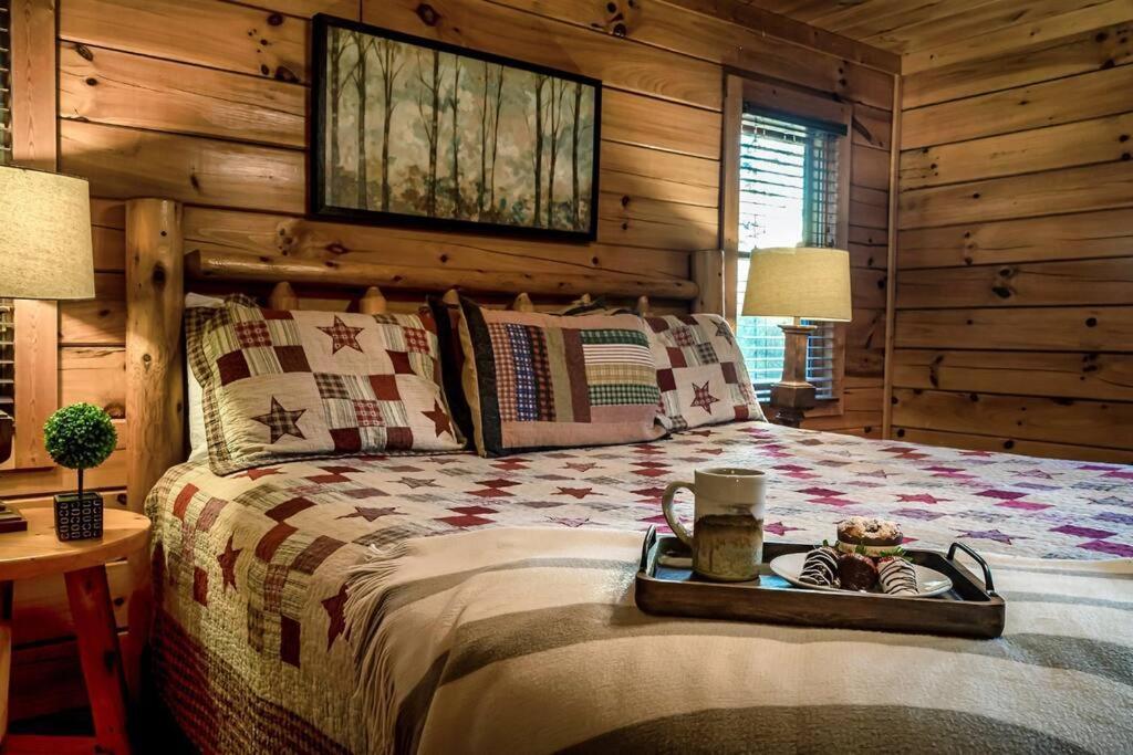 Spacious Smokies Cabin - Hot Tub With Mountain Views Гетлинбург Екстериор снимка