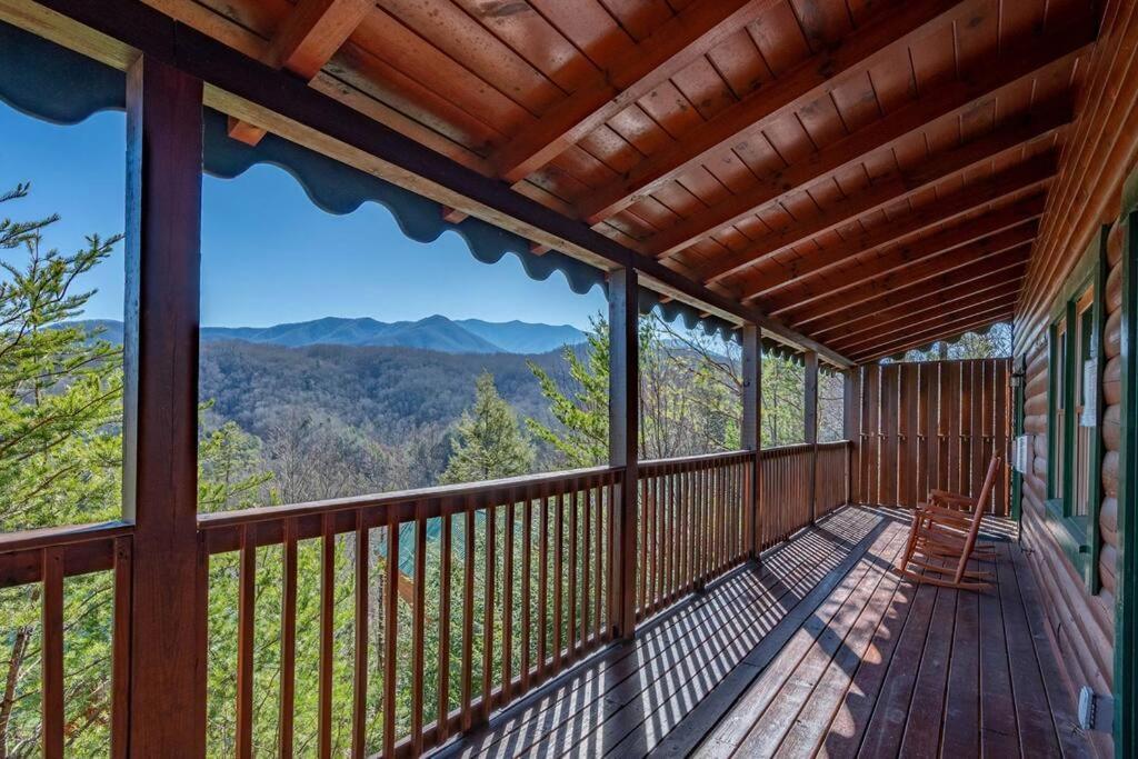 Spacious Smokies Cabin - Hot Tub With Mountain Views Гетлинбург Екстериор снимка