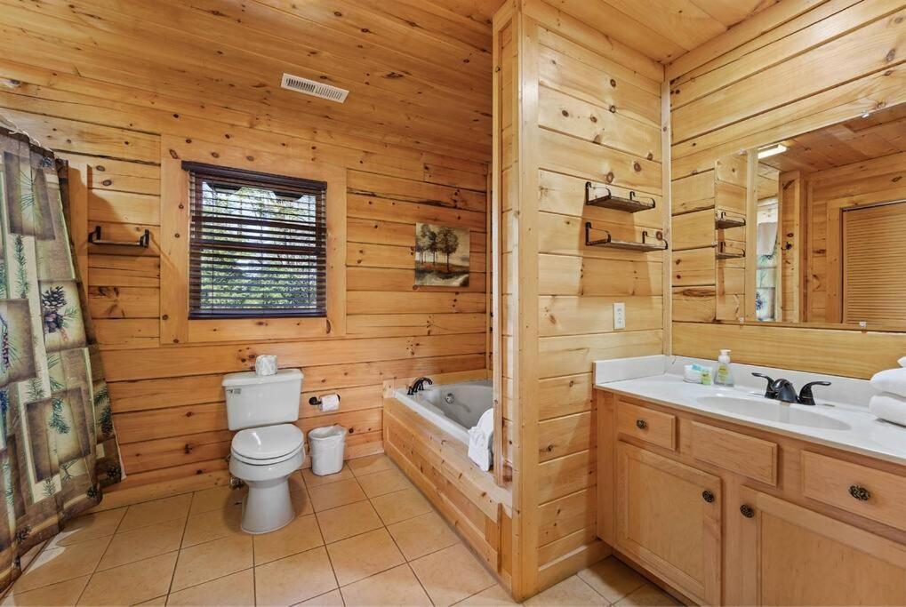 Spacious Smokies Cabin - Hot Tub With Mountain Views Гетлинбург Екстериор снимка