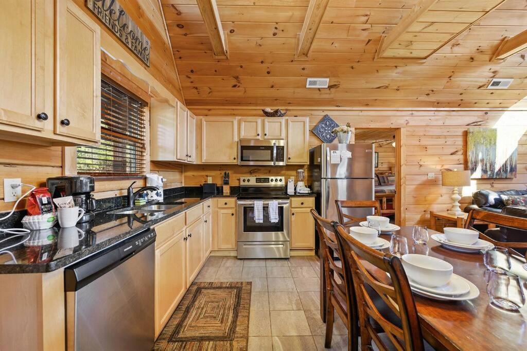 Spacious Smokies Cabin - Hot Tub With Mountain Views Гетлинбург Екстериор снимка