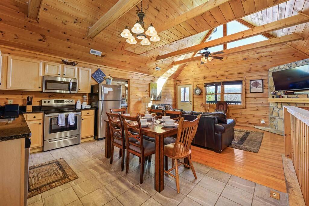 Spacious Smokies Cabin - Hot Tub With Mountain Views Гетлинбург Екстериор снимка