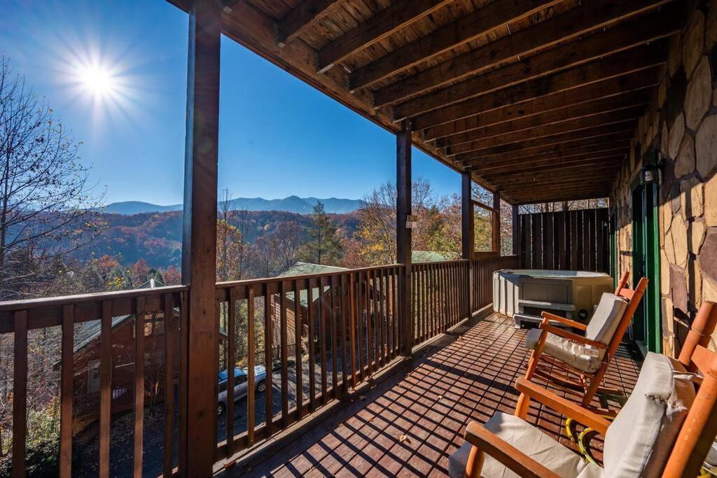 Spacious Smokies Cabin - Hot Tub With Mountain Views Гетлинбург Екстериор снимка