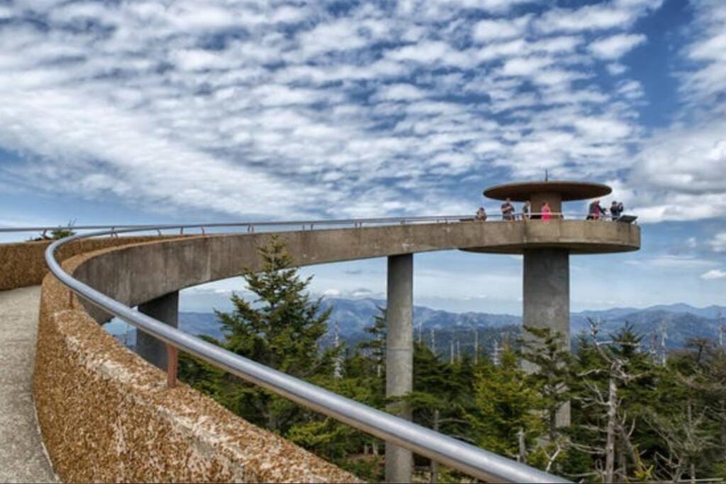 Spacious Smokies Cabin - Hot Tub With Mountain Views Гетлинбург Екстериор снимка
