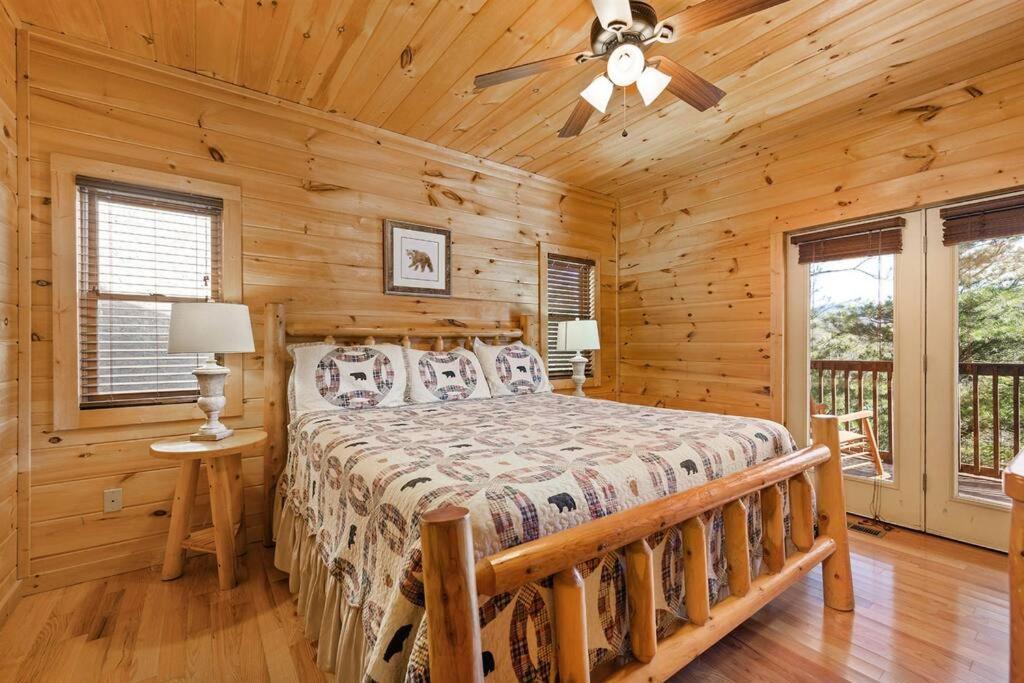 Spacious Smokies Cabin - Hot Tub With Mountain Views Гетлинбург Екстериор снимка