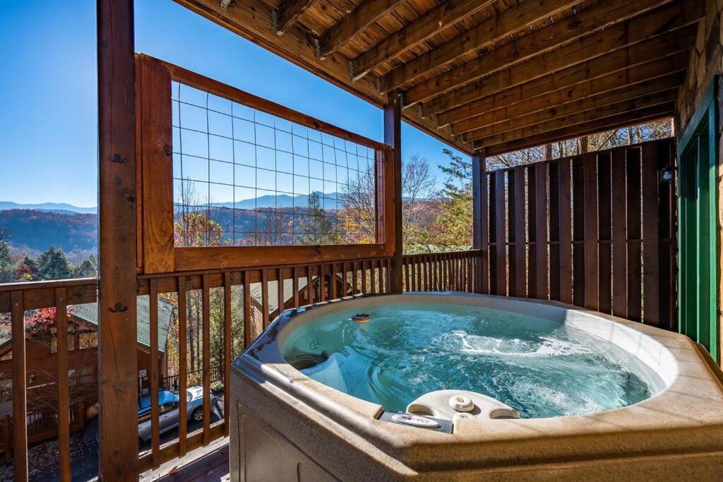 Spacious Smokies Cabin - Hot Tub With Mountain Views Гетлинбург Екстериор снимка