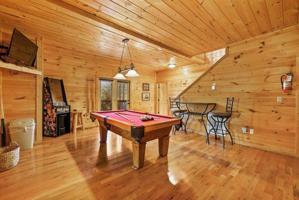 Spacious Smokies Cabin - Hot Tub With Mountain Views Гетлинбург Екстериор снимка