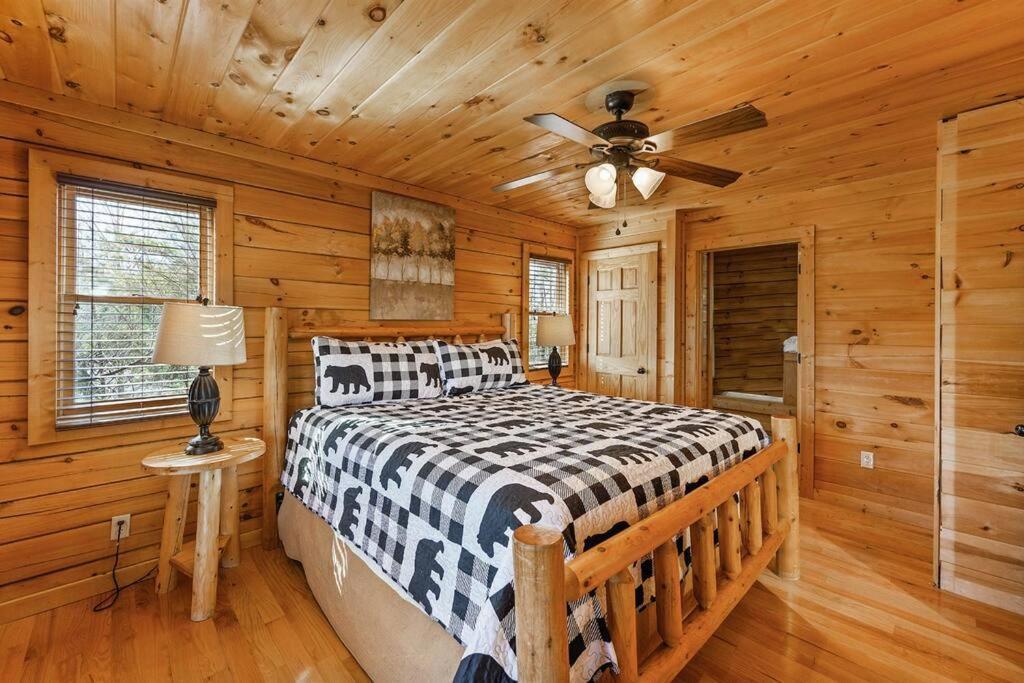 Spacious Smokies Cabin - Hot Tub With Mountain Views Гетлинбург Екстериор снимка