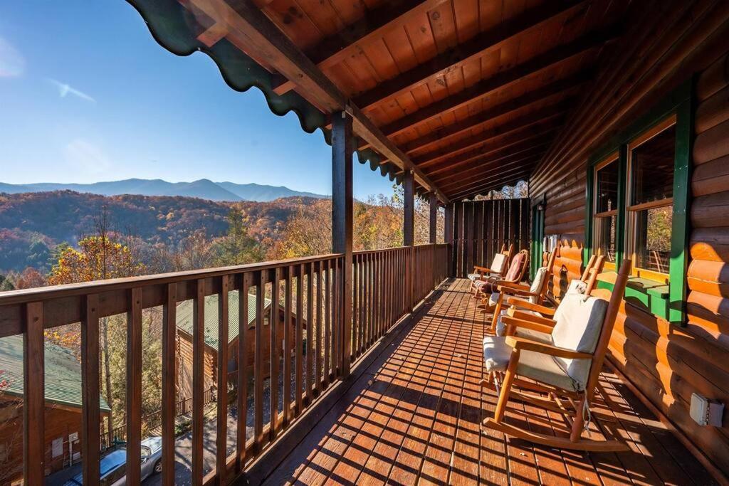 Spacious Smokies Cabin - Hot Tub With Mountain Views Гетлинбург Екстериор снимка