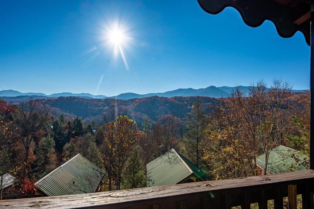 Spacious Smokies Cabin - Hot Tub With Mountain Views Гетлинбург Екстериор снимка