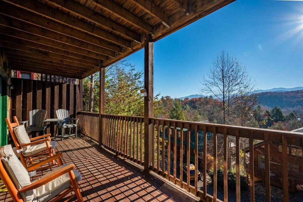 Spacious Smokies Cabin - Hot Tub With Mountain Views Гетлинбург Екстериор снимка