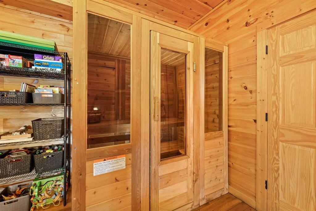 Spacious Smokies Cabin - Hot Tub With Mountain Views Гетлинбург Екстериор снимка