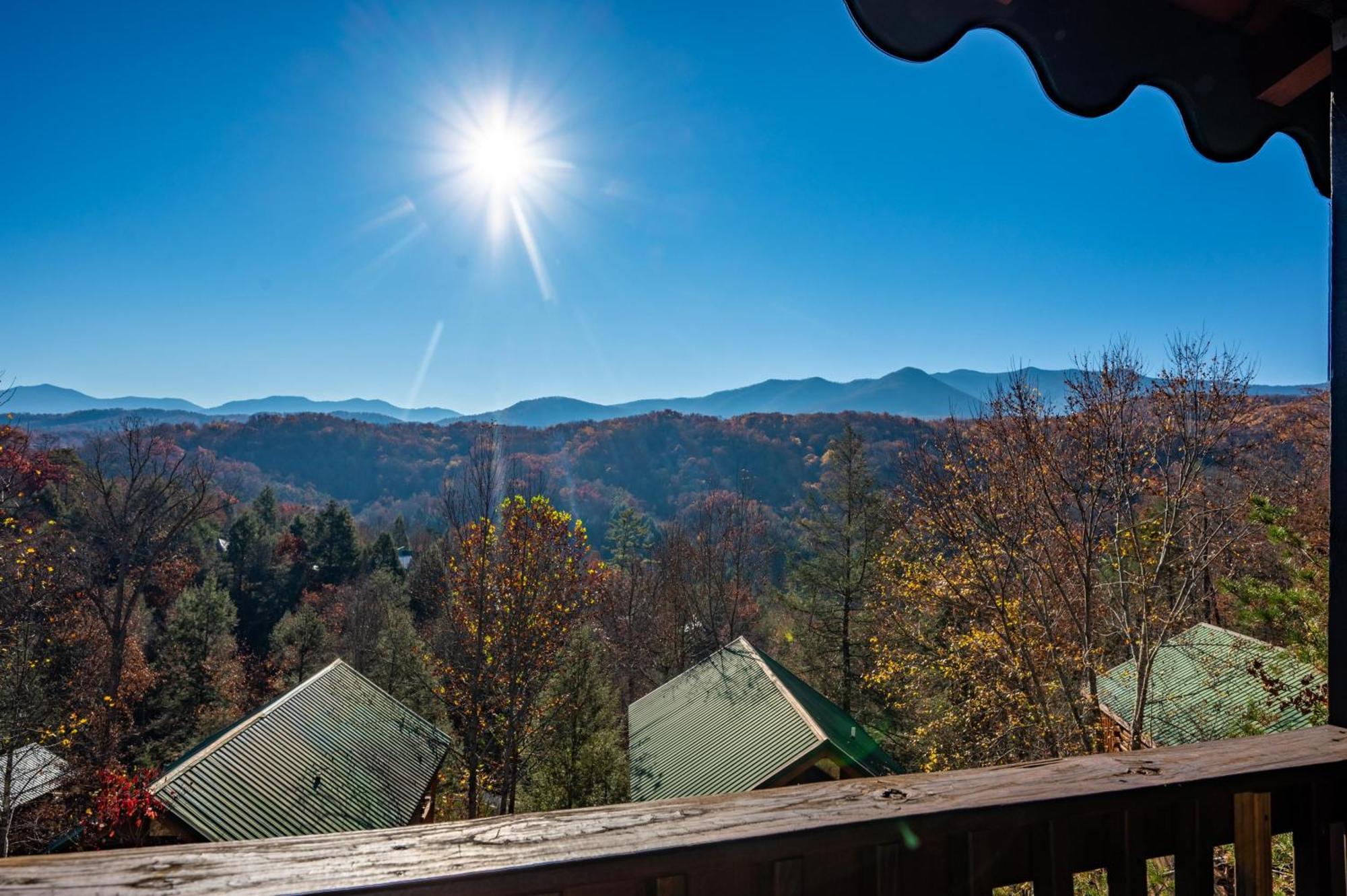 Spacious Smokies Cabin - Hot Tub With Mountain Views Гетлинбург Екстериор снимка