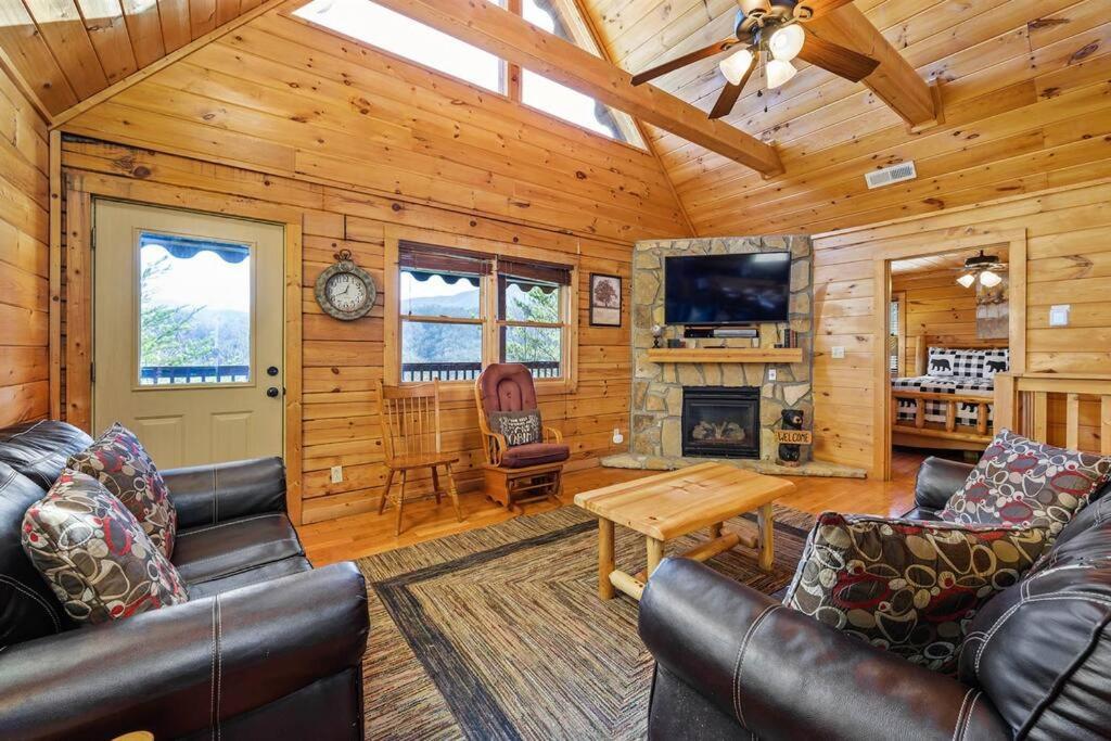 Spacious Smokies Cabin - Hot Tub With Mountain Views Гетлинбург Екстериор снимка